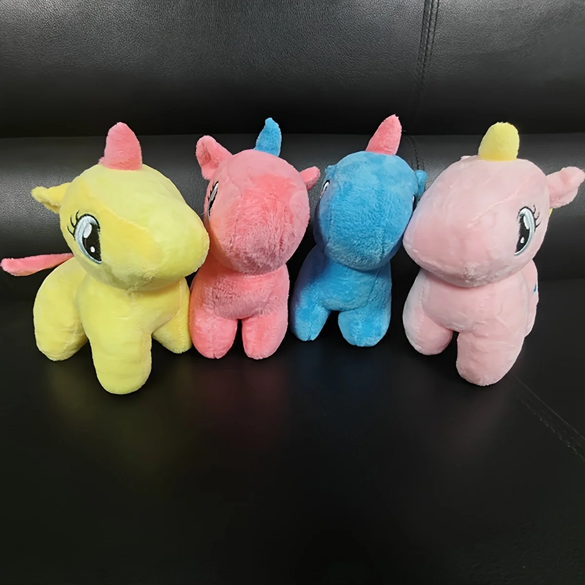 Peluche unicornio en ambiente hogareño