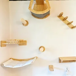 Mueble de juego para gatos con rascador y hamaca montado en pared