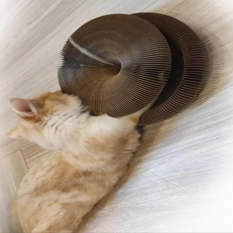 Rascador de cuero con bola para gatos – Juguete resistente y divertido - imagen 3