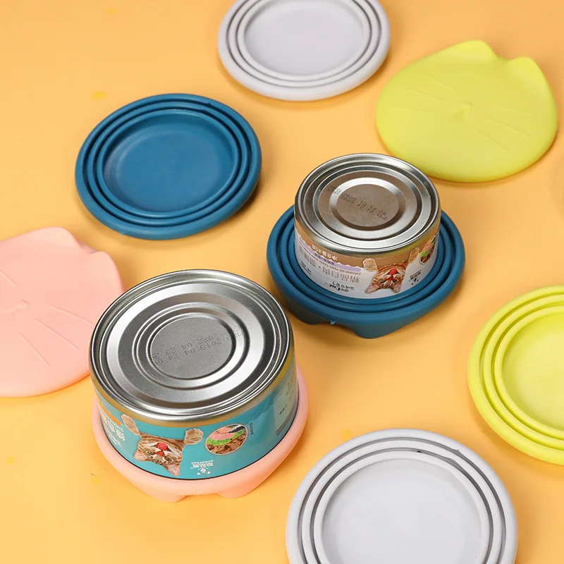 Tapa de silicona doblada mostrando su flexibilidad