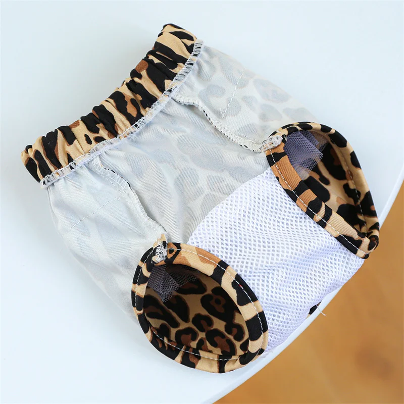 Una bolsa de estampado de leopardo con un forro blanco