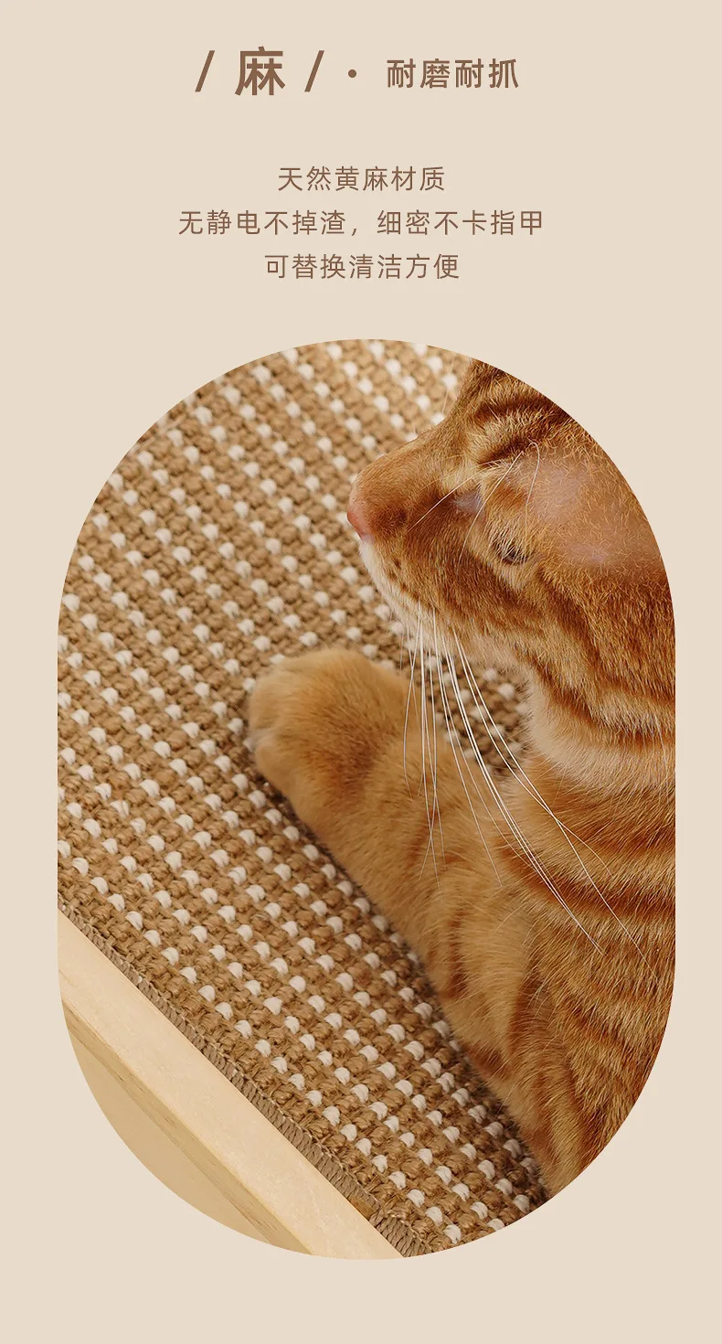 Gato usando el rascador vertical