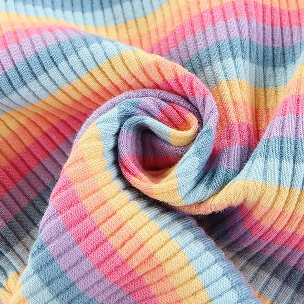 Un suéter a rayas con un diseño retorcido