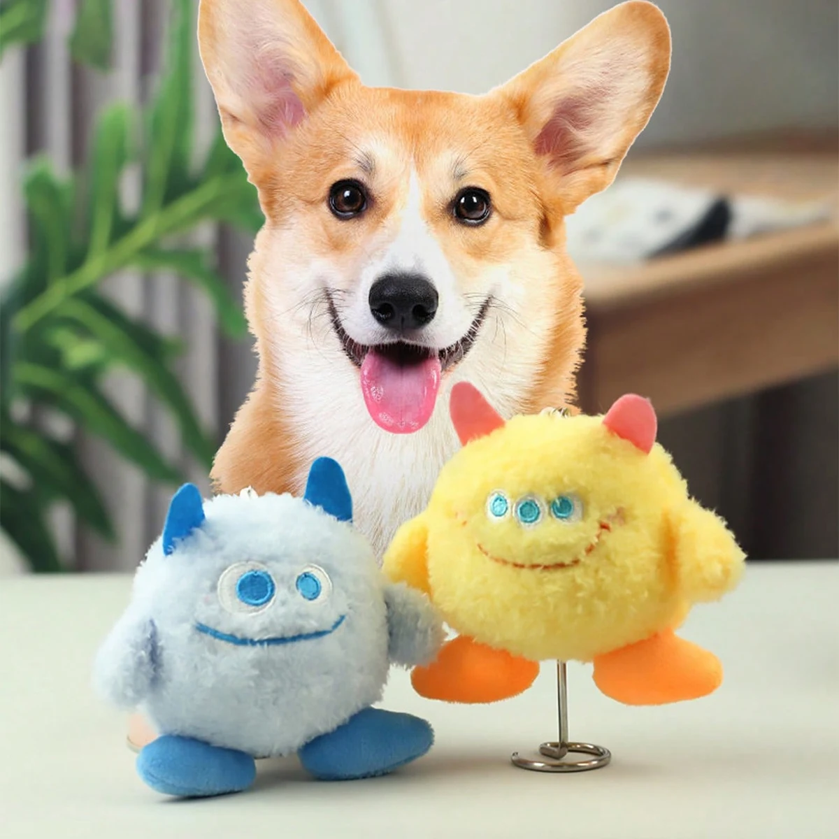 Peluches de varios colores en una canasta