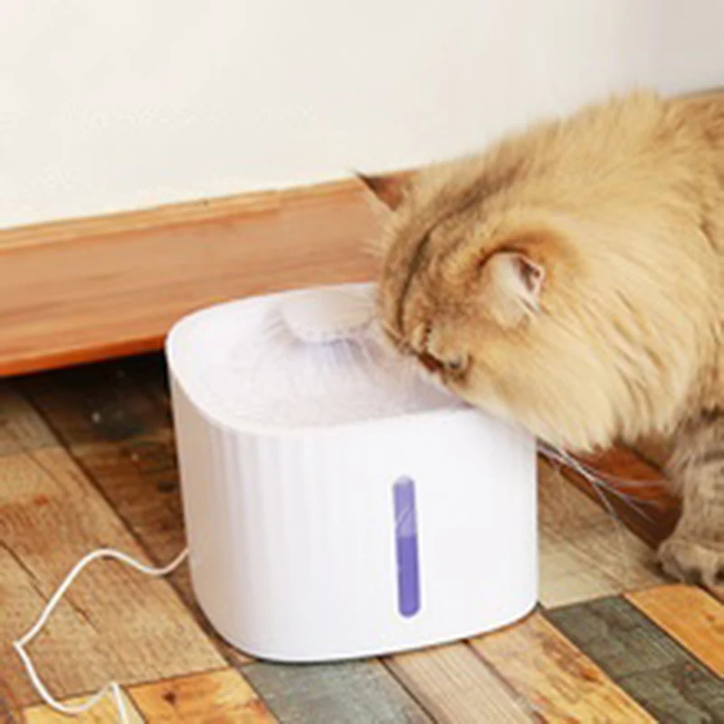 La nueva fuente de agua para gatos presenta un sistema de flujo de agua de circulación automática, mantiene la boca de los mascotas seca, adecuada para perros y