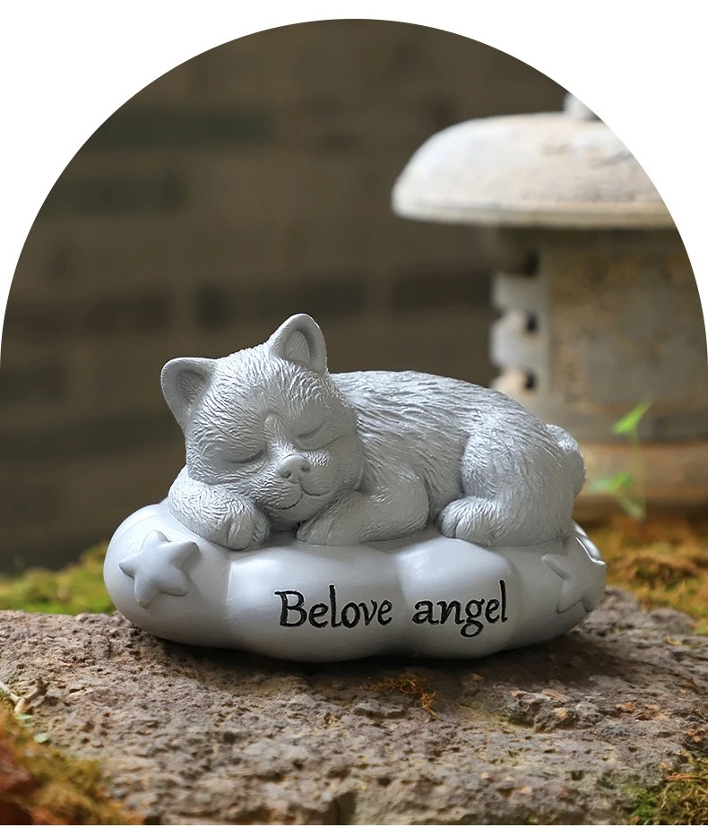 Detalle del gato dormido sobre la luna