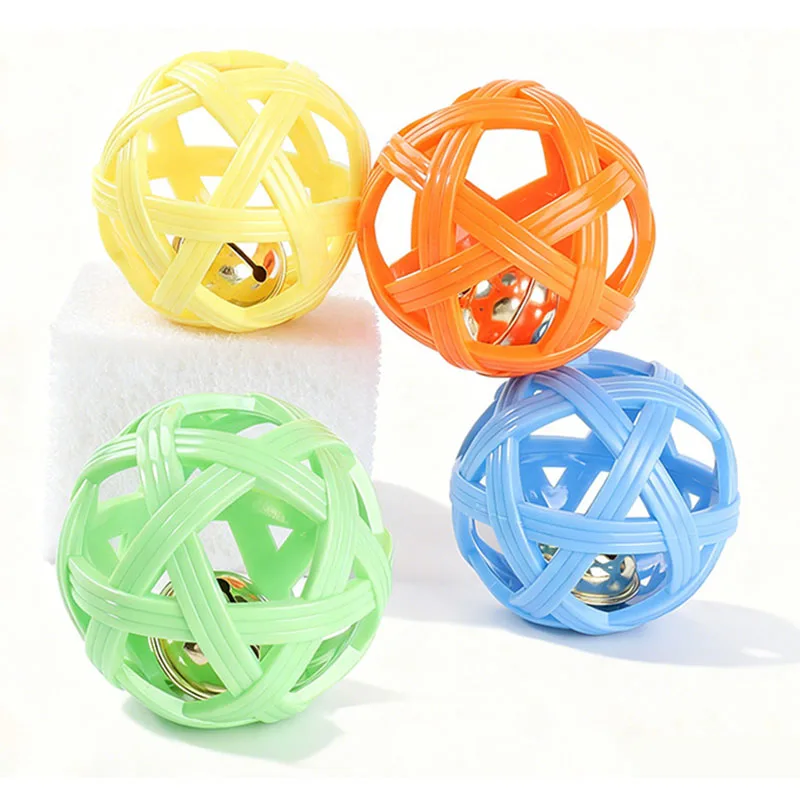 Juguete pelota con campana para gatos – Estimulación y entretenimiento