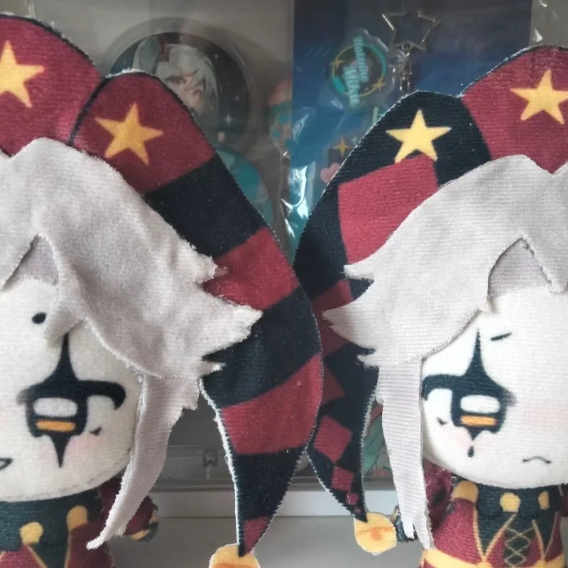 Peluche Pierrot colgado en una mochila