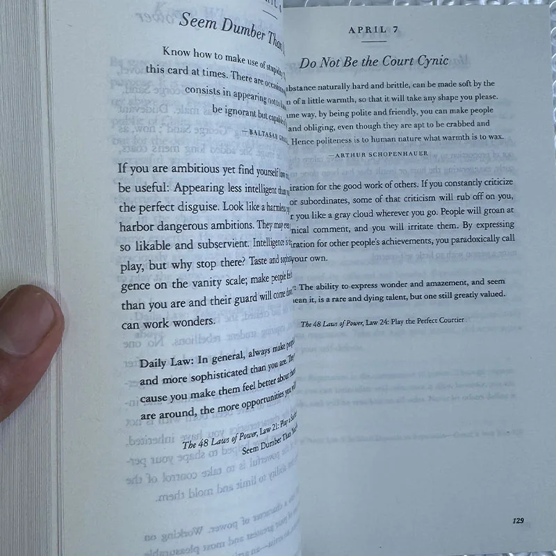 The Daily Laws: 366 meditaciones del autor del superventas 48 Laws of Power English Paperback - imagen 5