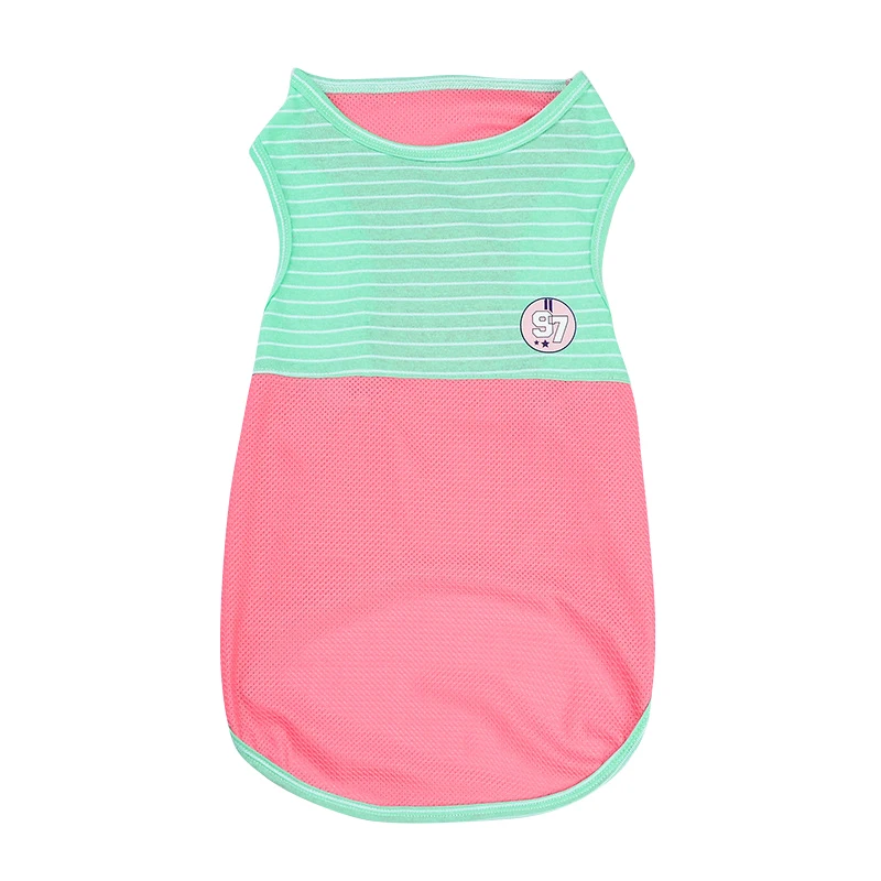 Un top sin mangas con una combinación de colores rosa y verde. El top tiene un cuerpo rosa con un patrón de rayas verdes en la parte superior, y hay un pequeño logo circular en el lado izquierdo del área del pecho.