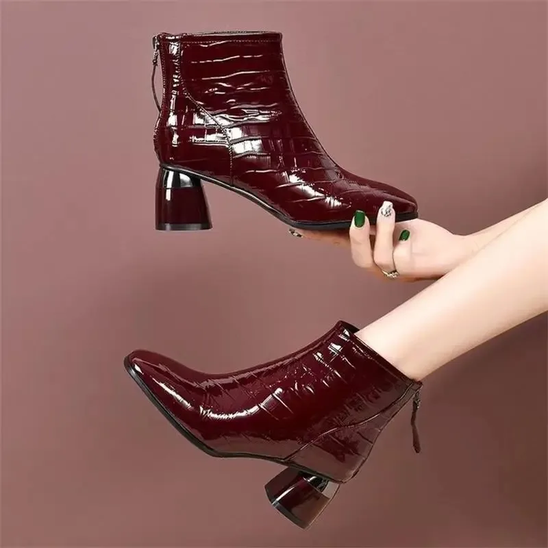 Botas cortas de PU de cuero lacado de tacón alto europeo americano para mujer, nuevo diseño de lujo, zapatos individuales, Otoño Invierno, talla grande, 2025