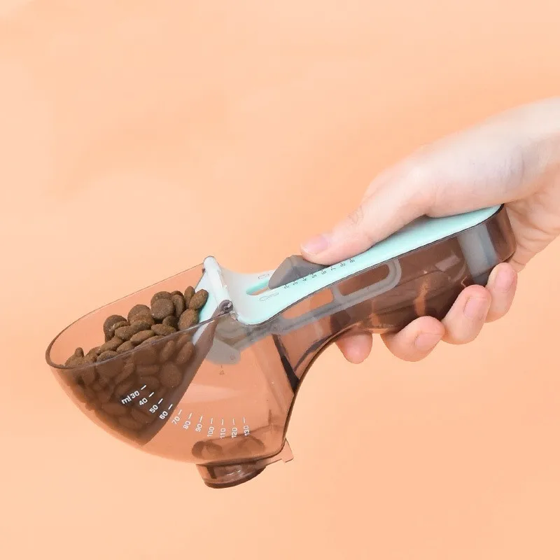 Cuchara medidora ajustable mostrando la escala graduada