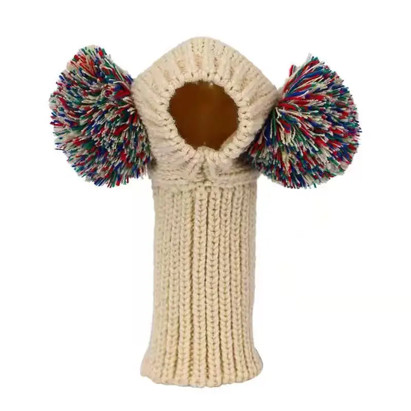 Detalle del gorro tejido de la prenda