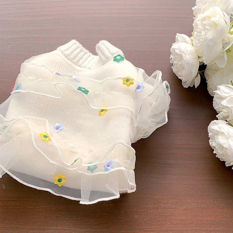 Suéter de encaje con bordado de flores para perro, abrigo cálido de invierno, ropa blanca clásica para mascotas, camisa bonita con botones abiertos para perro - imagen 4