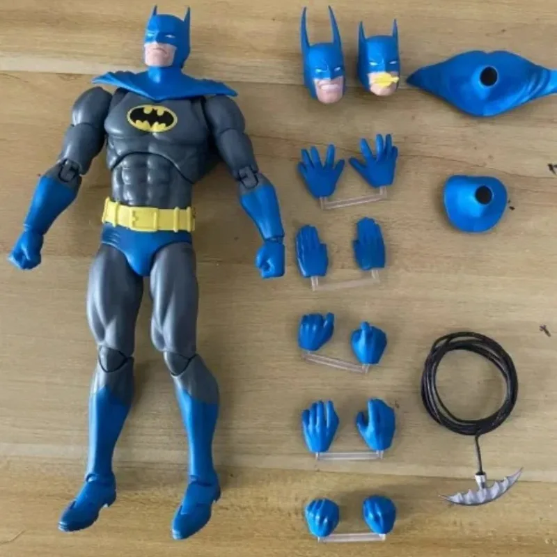 En STOCK, figuras originales de Anime Mafex, figura de Batman, figura de acción de Bruce Wayne, estatua coleccionable para niño, decoración de escritorio, regalo ornamental - imagen 3