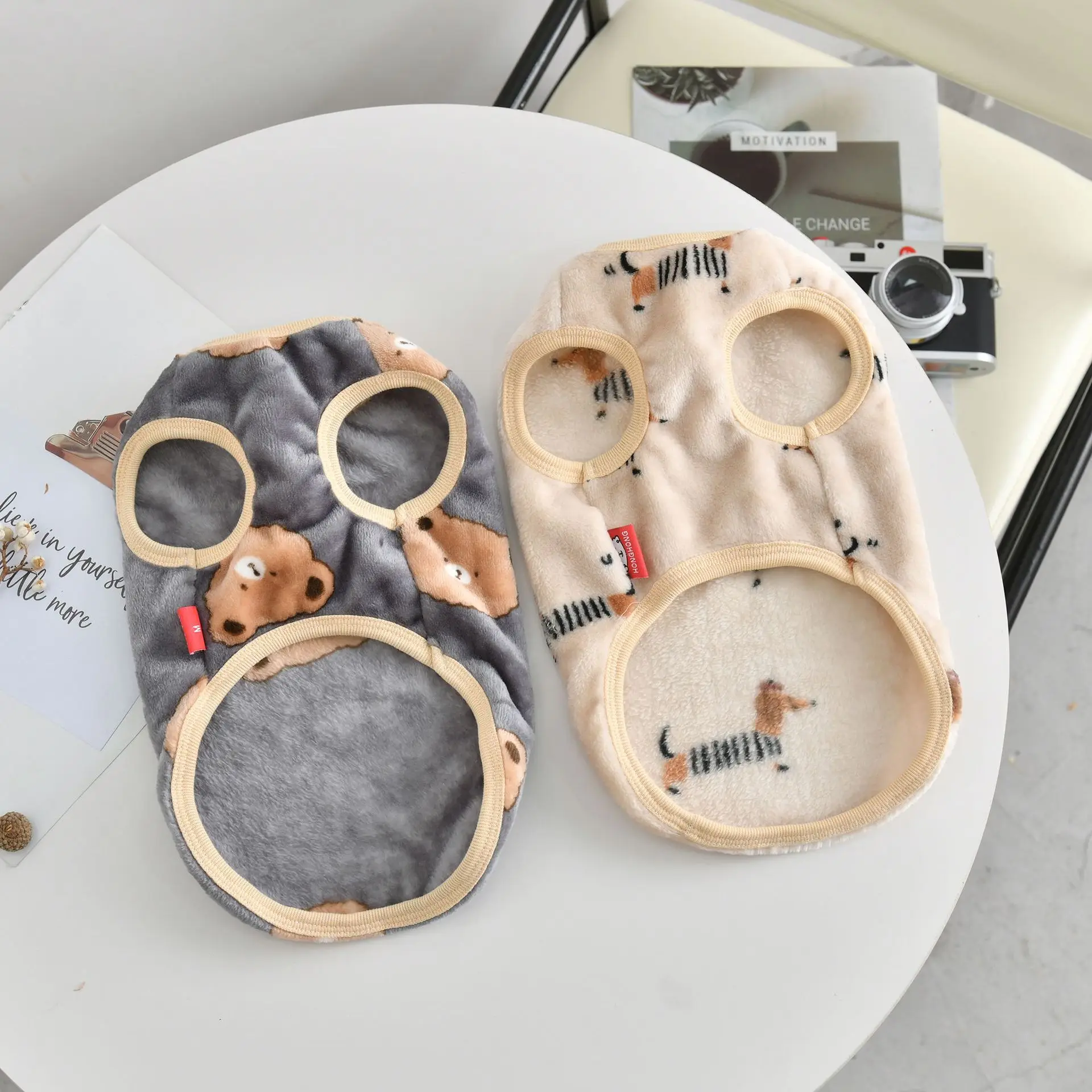 Chaleco de felpa para mascotas de otoño e invierno, chaleco estampado de dos pies, ropa mediana para cachorros, ropa para perros pequeños - imagen 2