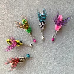 Juguete para gatos con plumas e insectos que estimula la caza