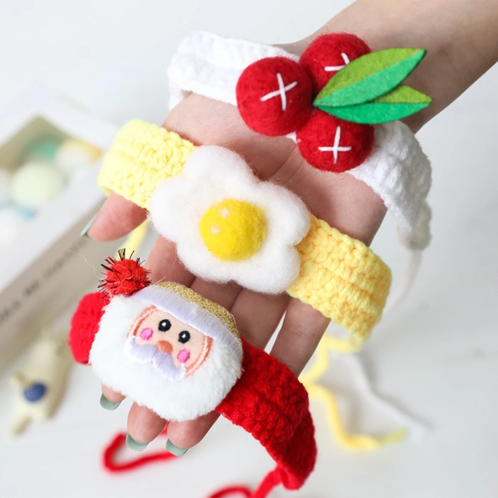 Collar navideño de lana con cereza para perros – estilo festivo - imagen 3