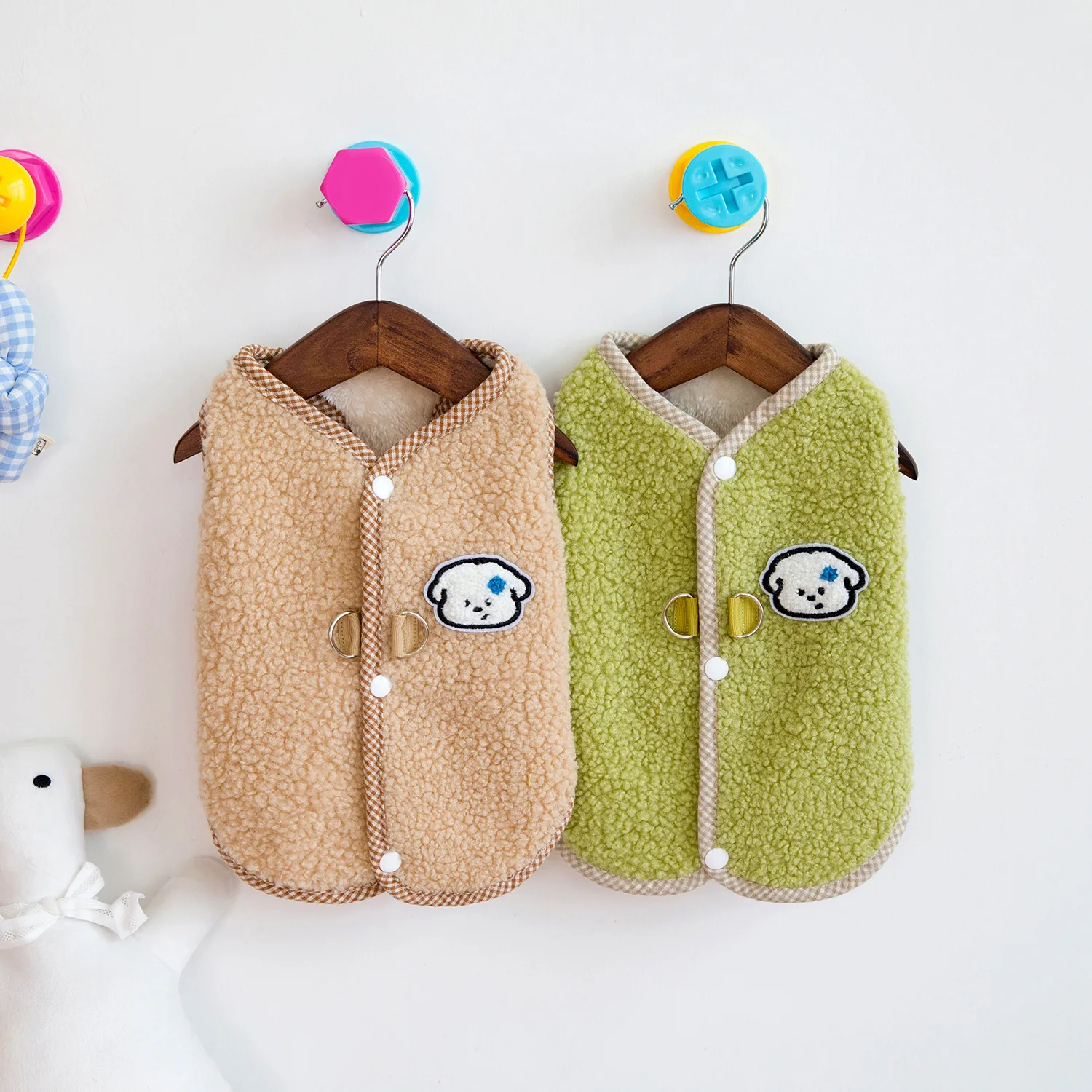 Chaleco de piel de cordero para perros, abrigo de felpa para mascotas, gato, oso de peluche de otoño e invierno, chaleco de piel de cordero granular con apertura trasera, ropa para perros pequeños