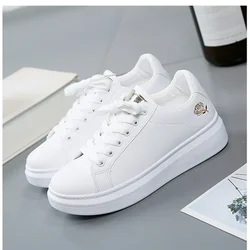 Zapatillas blancas bordadas con cordones y flores para perros