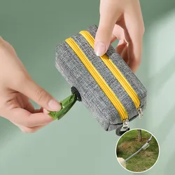 Dispensador de bolsas para perro con enganche a la correa en paseos