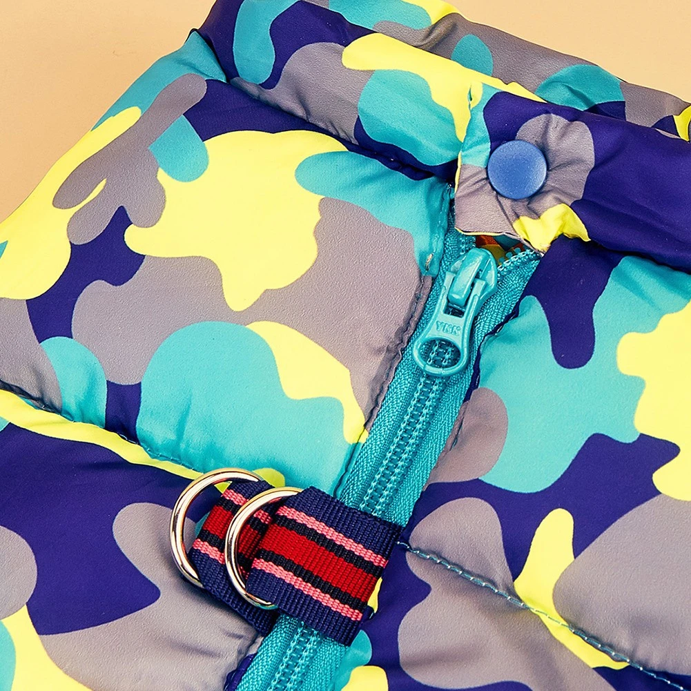 Abrigo de camuflaje para perro doblado sobre una superficie