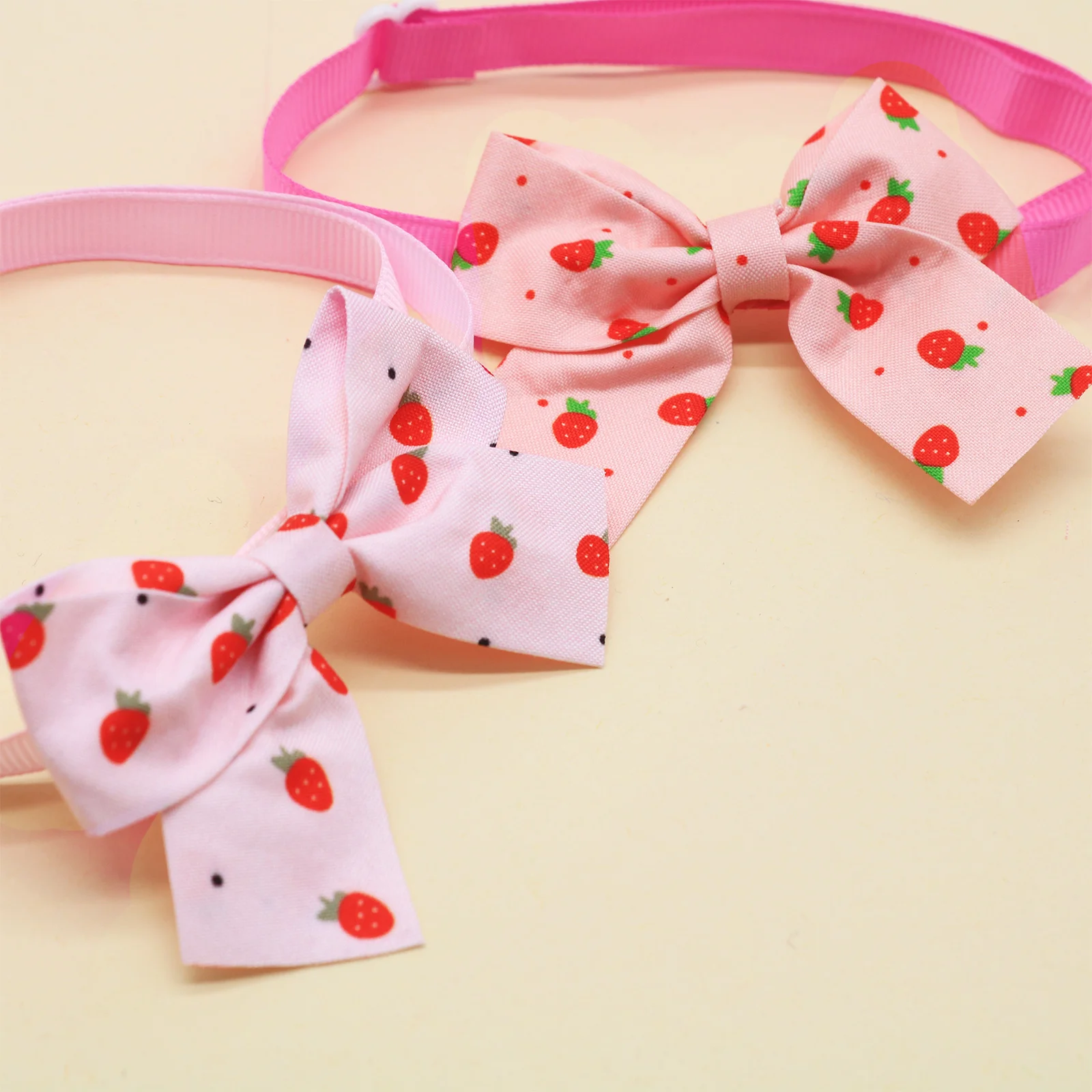 Bandana estampada de fresa para perros y gatos – Original y dulce - imagen 4