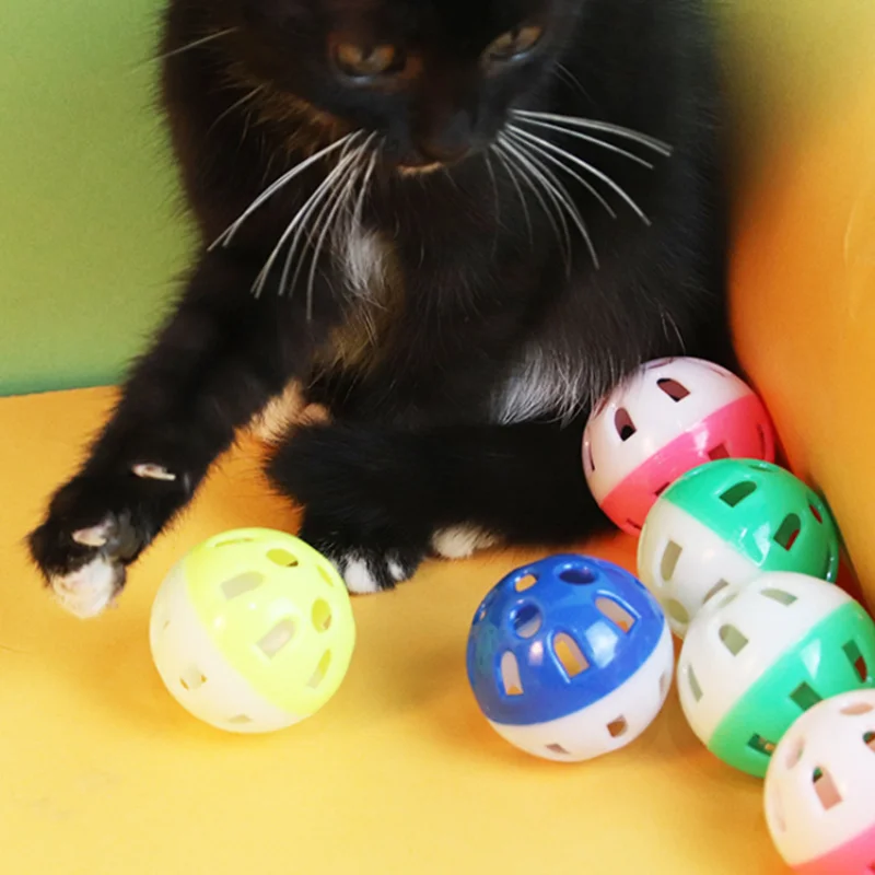 Juguete para loros de 10 piezas, bola rodante hueca de colores aleatorios con campana, jaula para masticar para gatos y mascotas, Juguetes Divertidos para pájaros - imagen 2