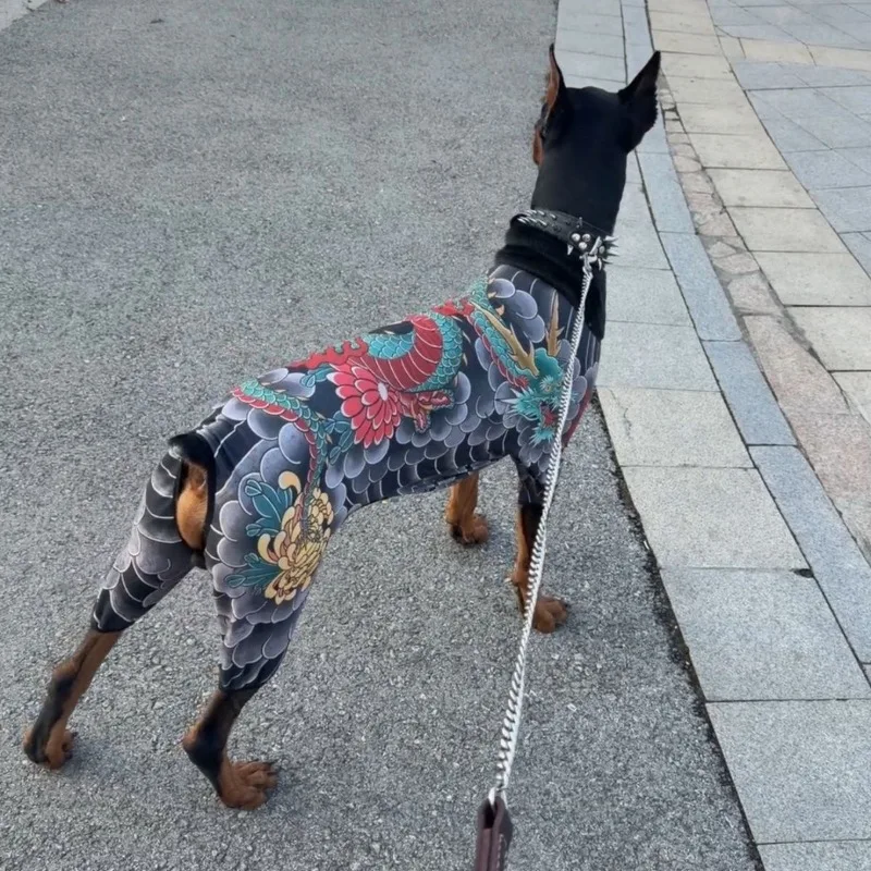 Detalle del diseño de tatuaje en la camiseta para perros
