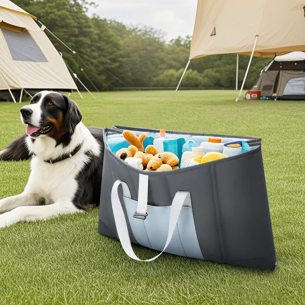 Bolsa convertida en cama para perro en entorno de camping