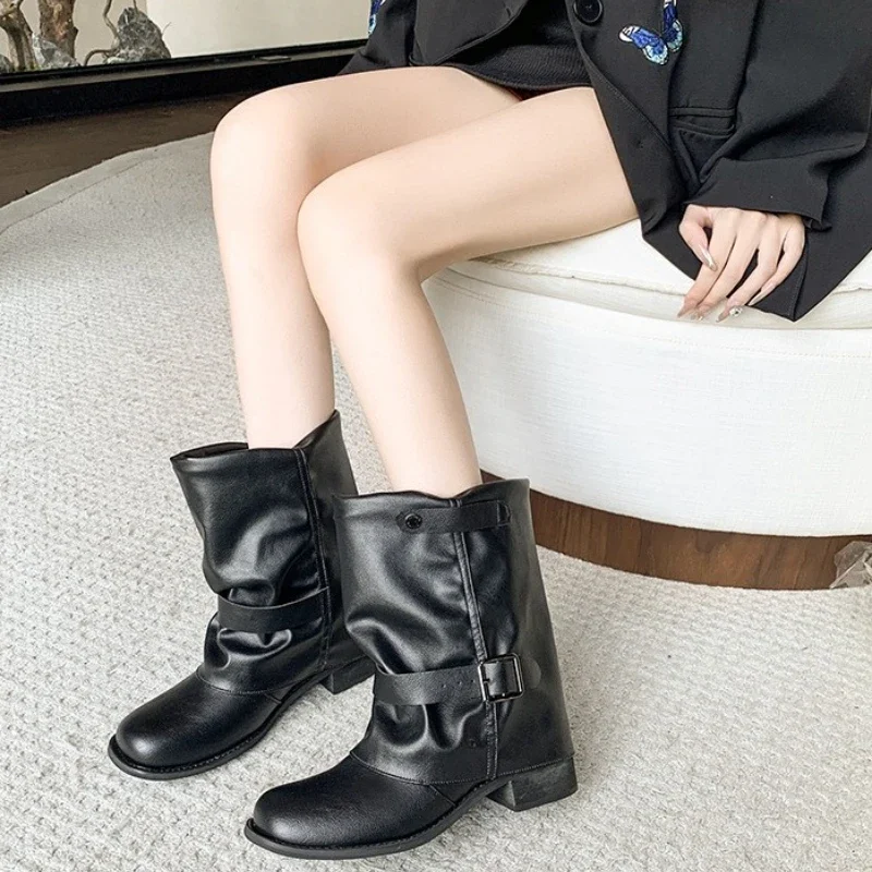 Botas de caballero con hebilla plisada para Mujer, Botas de media pantorrilla de cuero PU marrón de otoño, Botas de montar de tacón grueso sin cordones para Mujer 2025 - imagen 4