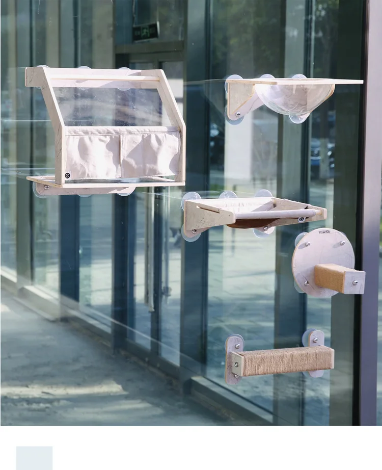 Un juguete de gato de madera con una rueda colgante