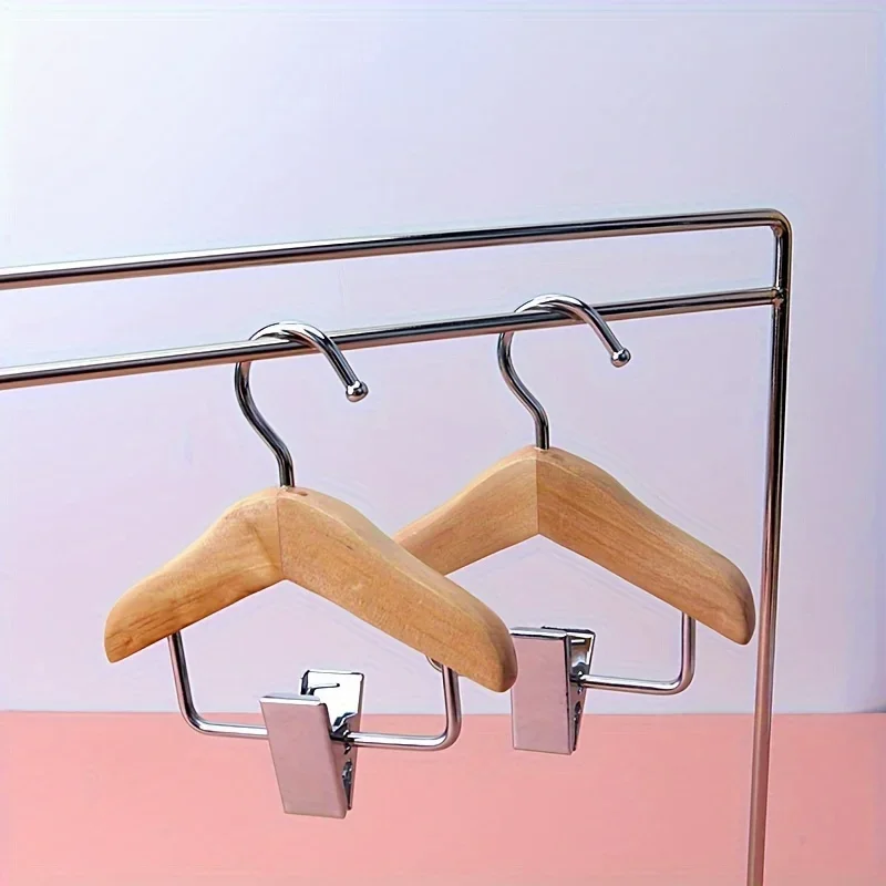 Percha de madera con pinzas en uso