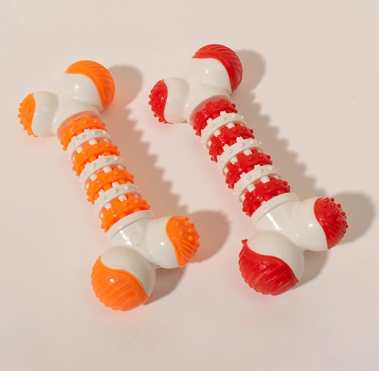 Dos juguetes de masticación de perros de juguete están sobre un fondo blanco.