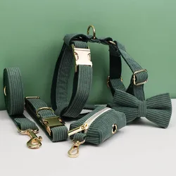 Conjunto collar y correa de pana verde para perros con placa grabada