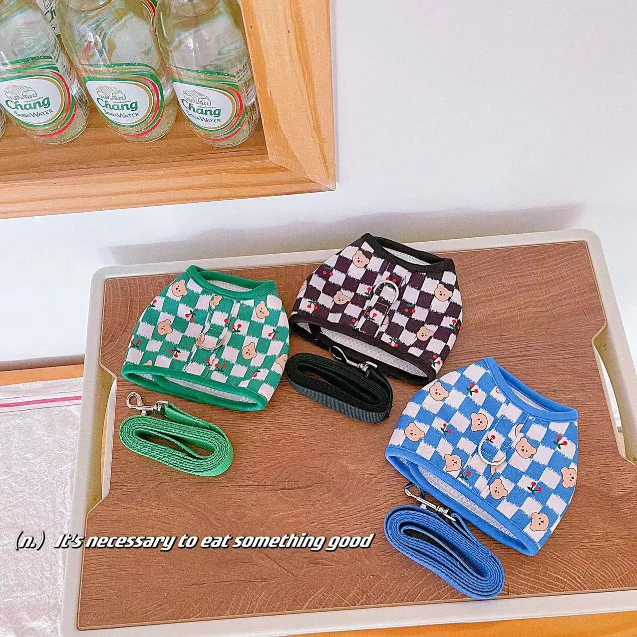 Nueva ropa a cuadros de oso de dibujos animados para mascotas, camiseta sin mangas para perros y gatos, camiseta de remolque para el pecho y la espalda, arnés para perros con cuerda - imagen 2