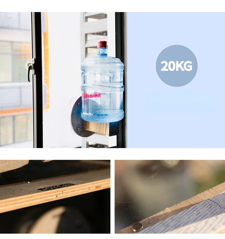 Una botella de agua colgando de una tabla de madera.