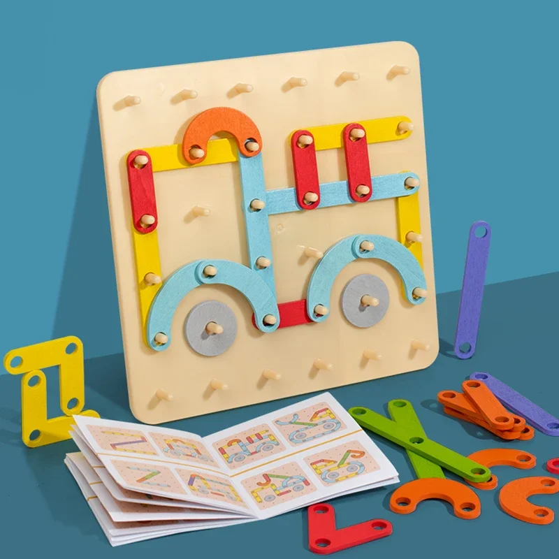 Gato interactuando con tablero puzzle de madera
