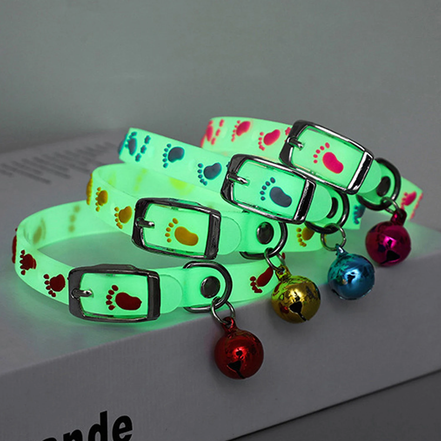 Collar luminoso para gato, Collar brillante para perro pequeño y gato, Collar fluorescente antipérdida de silicona con campana para gato, anillo para el cuello, accesorios para Gato - imagen 4