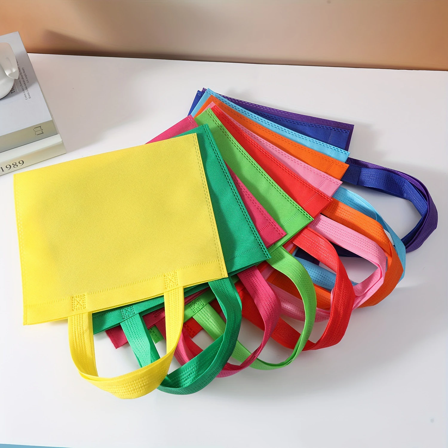 Bolsa de recuerdo de fiesta no tejida pequeña y colorida de 60/120 piezas, bolsa de regalo renovable de 8 × 8 pulgadas con asa para bolsa de regalo de fiesta de cumpleaños - imagen 3