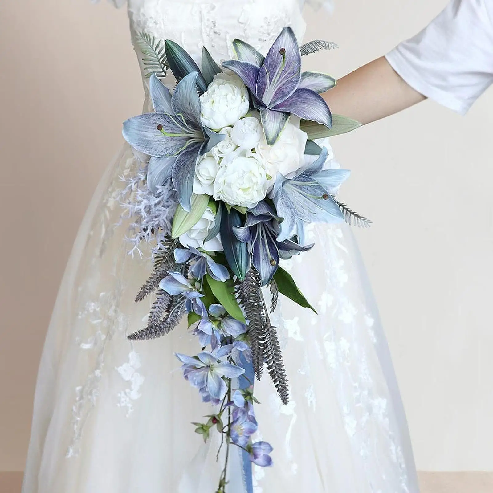 Wedding Bouquet Artificial Toss Bouquet Teardrop Elegant Romantic Bridesmaid Bouquet Cascading Bridal Bouquet for Anniversary Wedding Bouquet Artificial Toss Bouquet Teardrop Elegant Romantic Bridesmaid Bouquet Cascading Bridal Bouquet for Anniversary