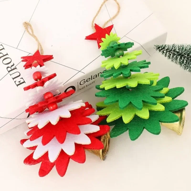 Dos adornos de árbol de Navidad verde y rojo