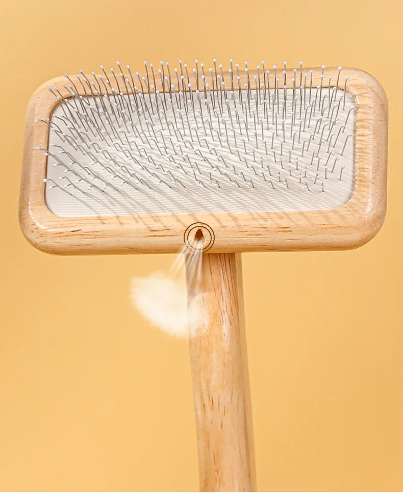 Un cepillo de madera con cerdas blancas