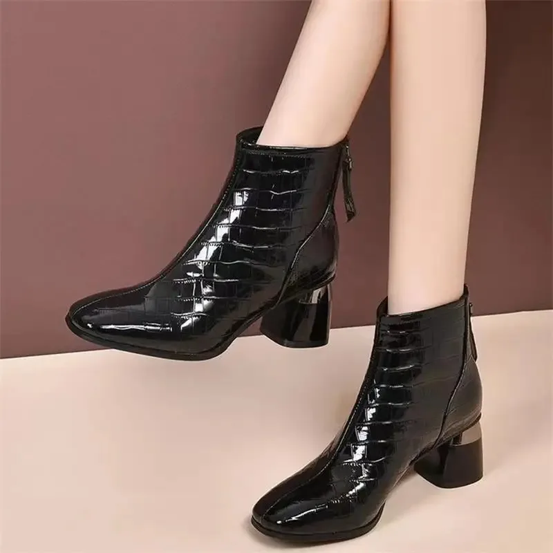 Botas cortas de PU de cuero lacado de tacón alto europeo americano para mujer, nuevo diseño de lujo, zapatos individuales, Otoño Invierno, talla grande, 2025 - imagen 3