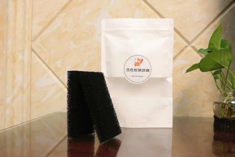 Una bolsa de pinceles negros se encuentra en una mesa al lado de una planta