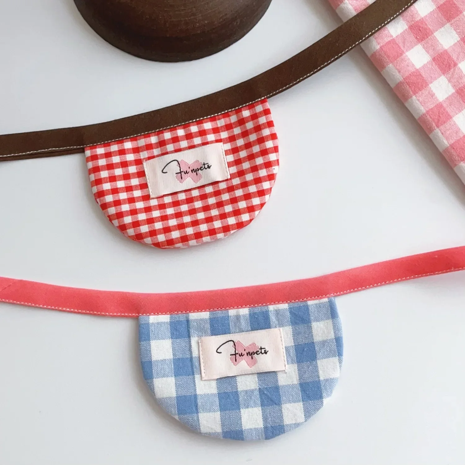 Babero para mascotas a cuadros INS, bonito babero con baba de Color contrastante, babero para perros pequeños y medianos, accesorios para perros, accesorios para cachorros, Collar para perros - imagen 4