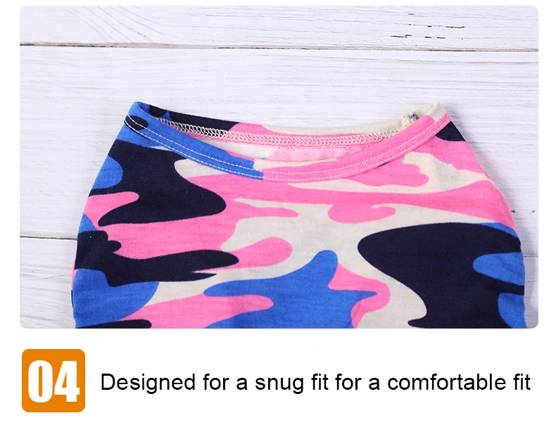 Una prenda de vestir, específicamente una falda, colocada sobre un fondo de madera blanca. La falda tiene un estampado de camuflaje con colores rosa, azul y negro. Parece estar diseñado para un ajuste cómodo, como lo indica el texto en la imagen.