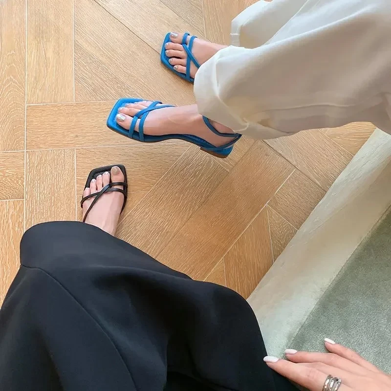 Sandalias de verano para mujer: planas, punta abierta y tira estrecha - imagen 2