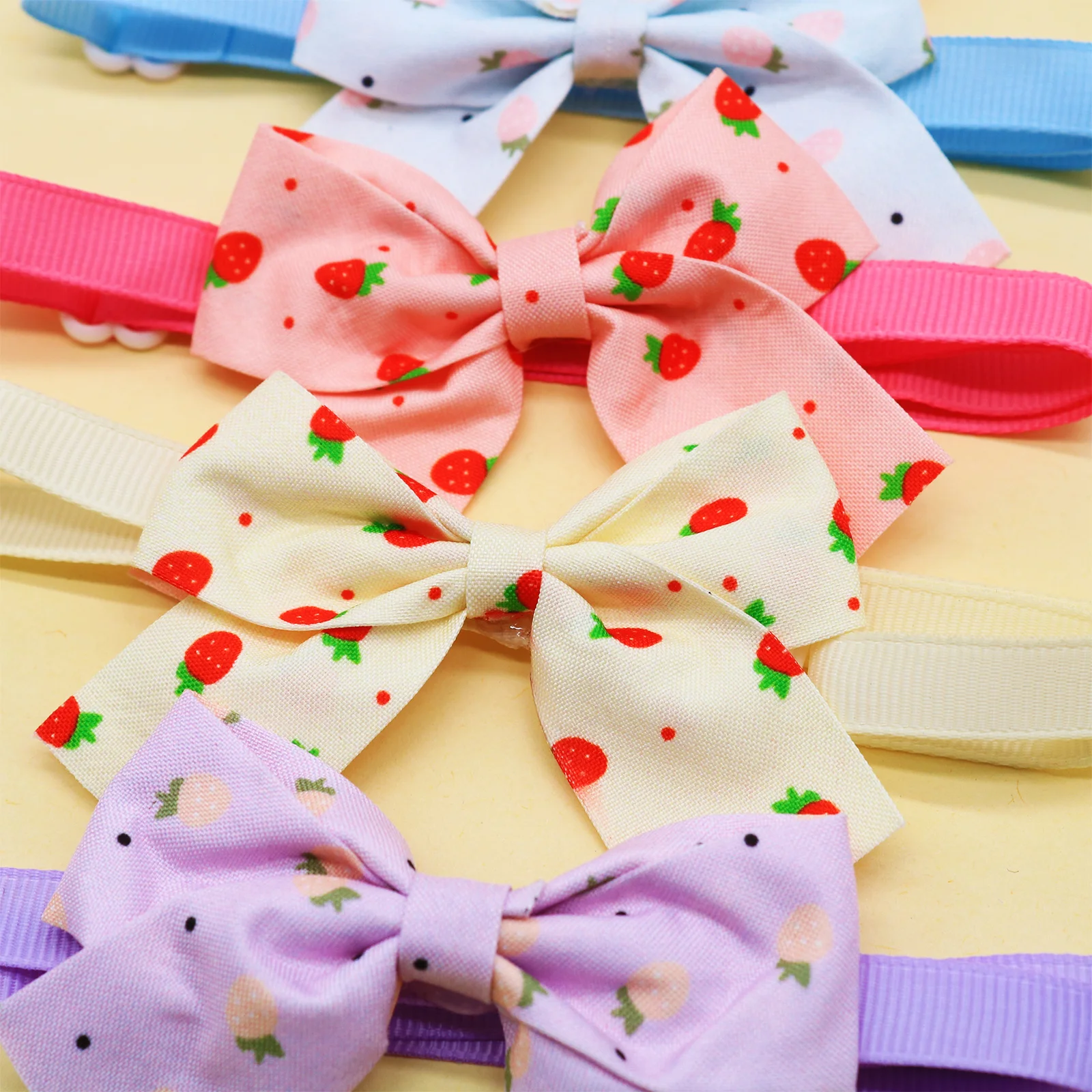Bandana estampada de fresa para perros y gatos – Original y dulce - imagen 5