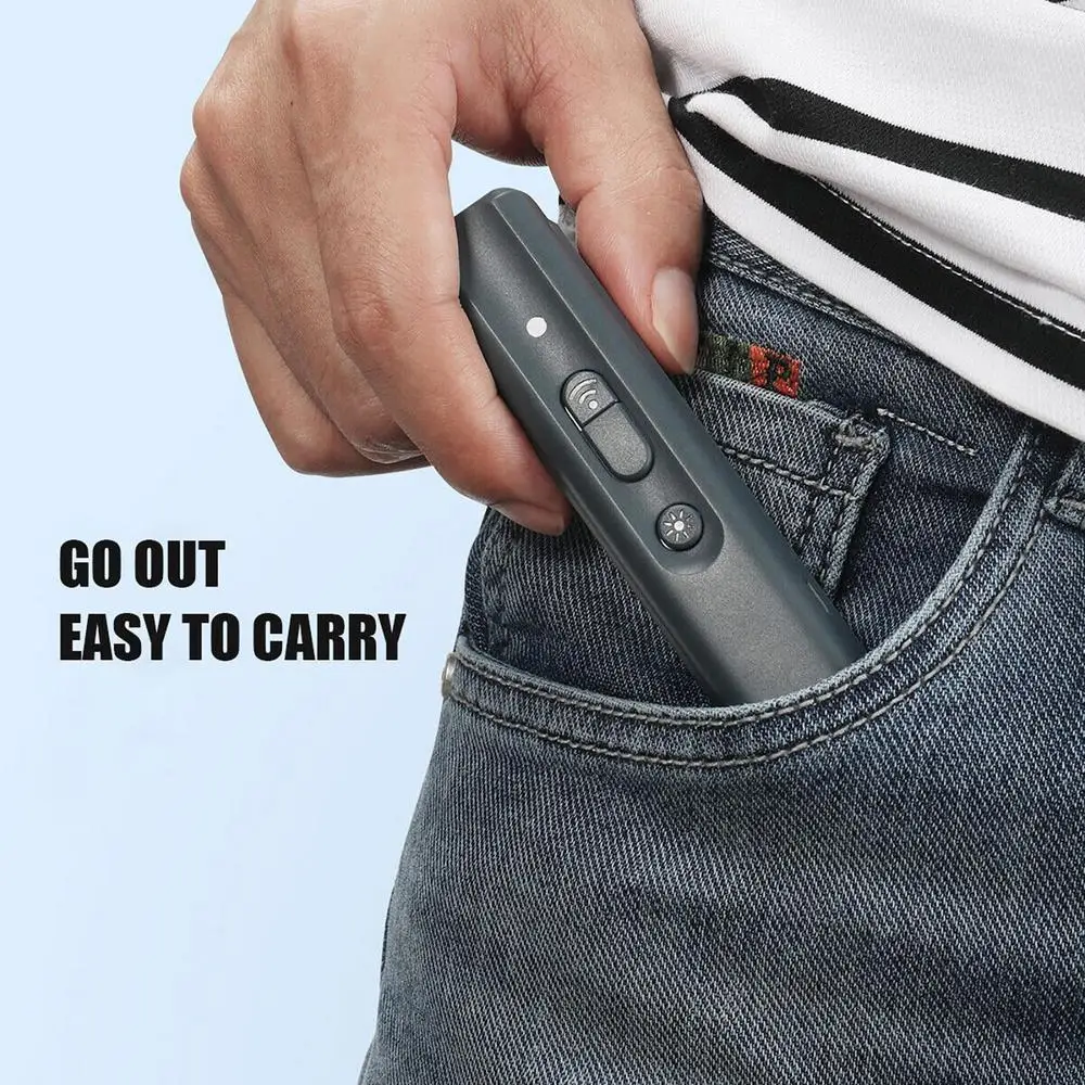 Una persona que sostiene un control remoto en su bolsillo